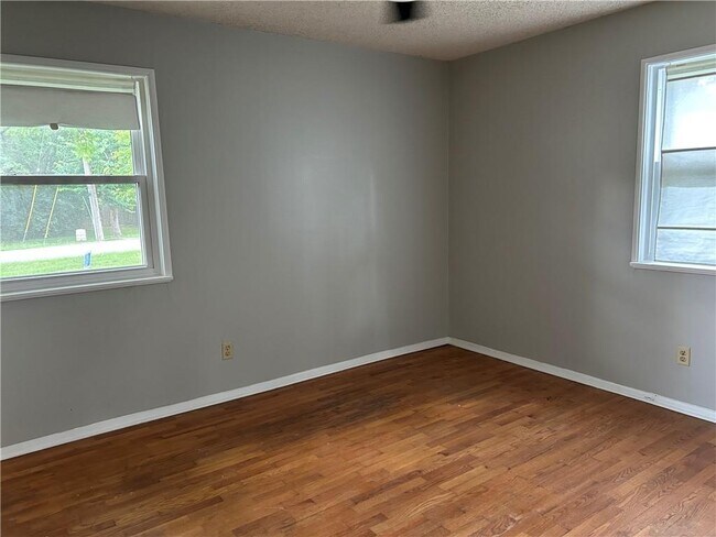 Building Photo - 1237 N Vista Pl