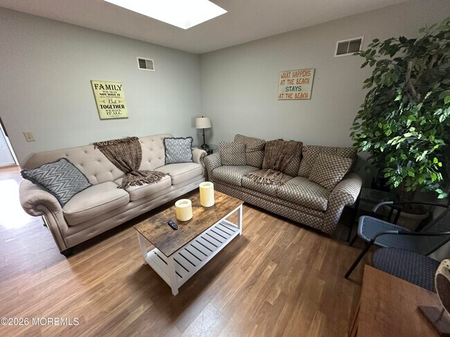 Building Photo - 17 7th Ave