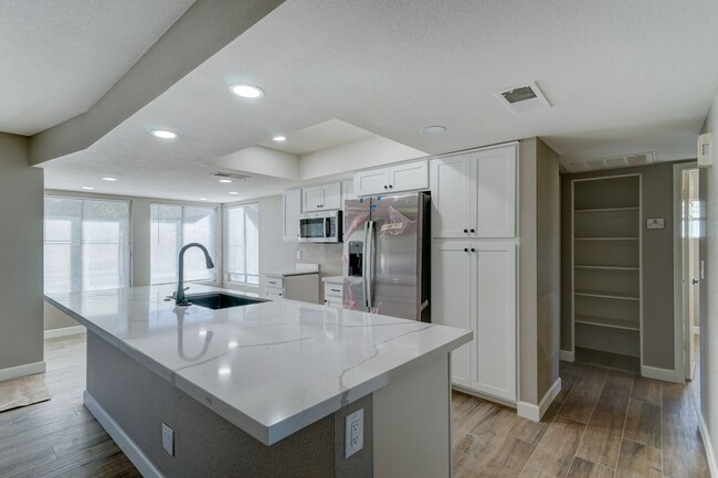 Building Photo - AVAILABLE NOW - REMODELED IN TEMPE!!!