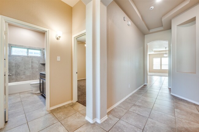 Building Photo - 2025 Lake Vista Dr