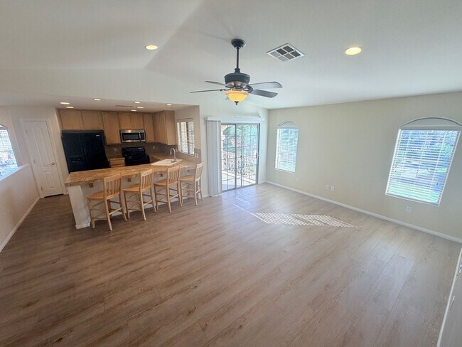 Building Photo - 2 bed / 2 bath Condo in Painted Desert Guard Gated Community