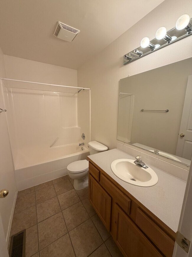 Building Photo - Large Duplex, Pelican Pointe Area