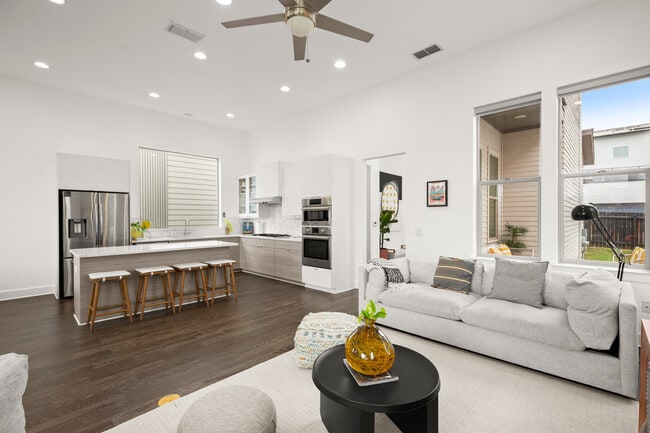 Building Photo - 6013 Florencia Ln