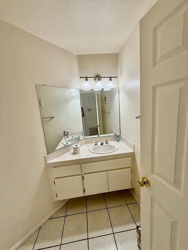 Building Photo - Nice 2 Story Family Home