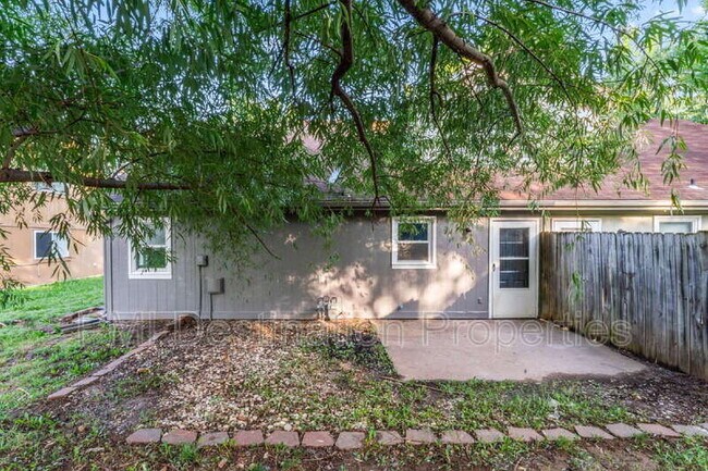 Building Photo - 1322 N Harvey Dr