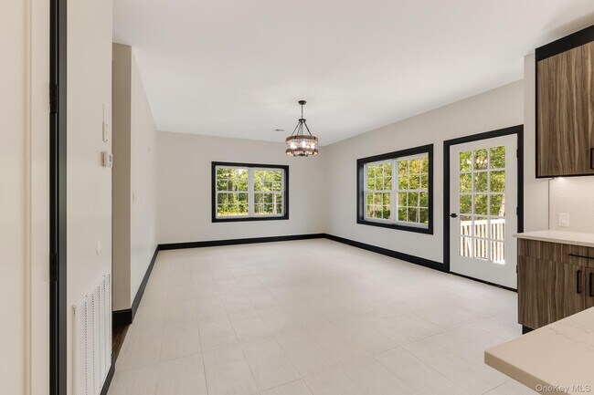Building Photo - 2 Hallock Ct