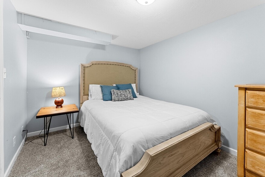 Building Photo - 1304 E Sylvan Cir