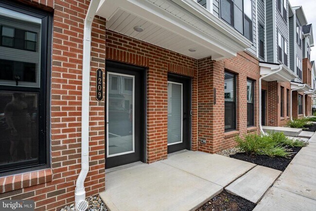 Building Photo - 1208 Parker Blvd