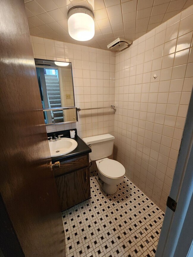 Building Photo - ALL PROSPECTIVE TENANTS MUST SUBMIT A $58 NON-REFUNDABLE APPLICATION FEE PER APPLICANT ONLINE AND...