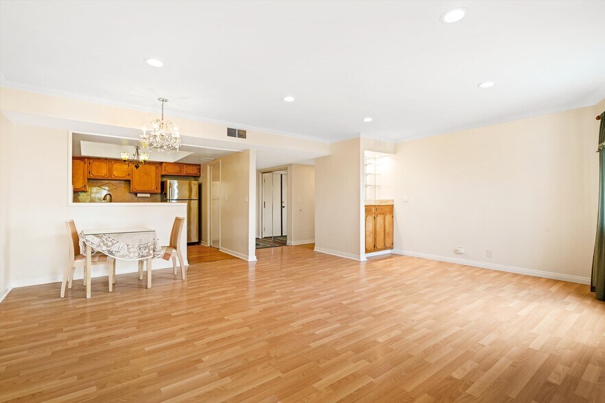 Building Photo - 1037 N Vista St