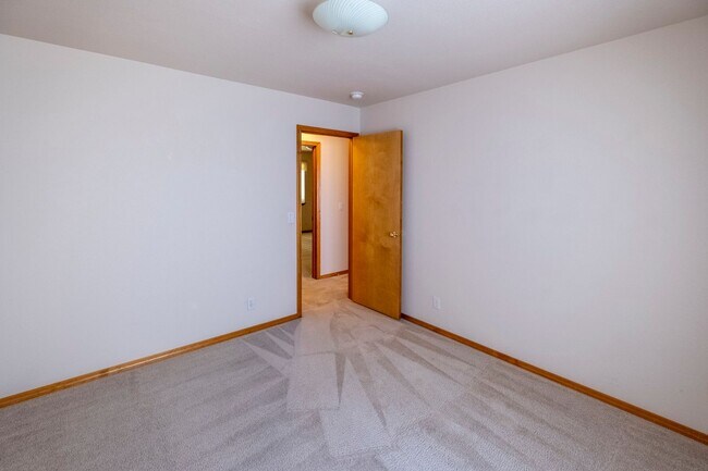 Building Photo - Home in Post Falls!