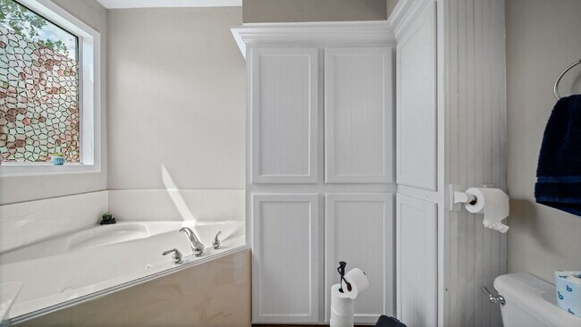 Building Photo - Private acre property, the charm you have been looking for. This is a place to call home!