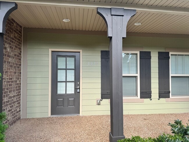 Building Photo - Beautiful 3BR Townhome in Franklin