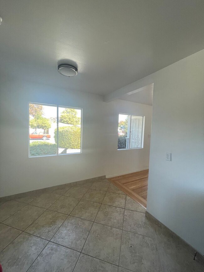 Building Photo - AVAILABLE NOW! 3 BEDROOM/2 BATH IN FAIRFIELD