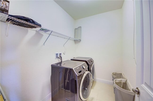 Building Photo - 495 NE Abaca Way