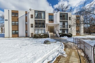 Building Photo - 1 Bedroom Condo Walking distance to UofD