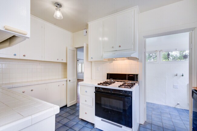 Building Photo - 556 Radcliffe Ave