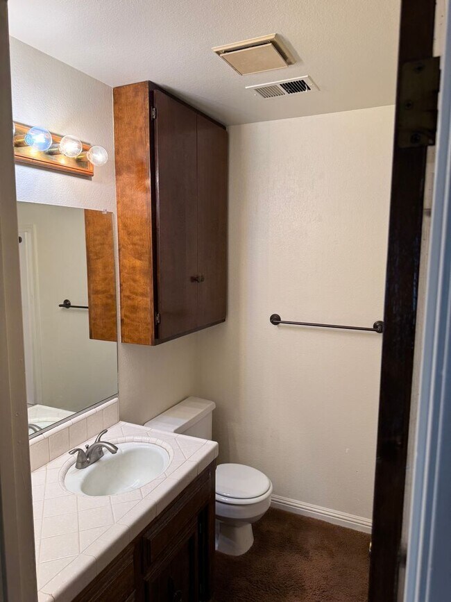 Building Photo - 1586 Hawthorne Dr
