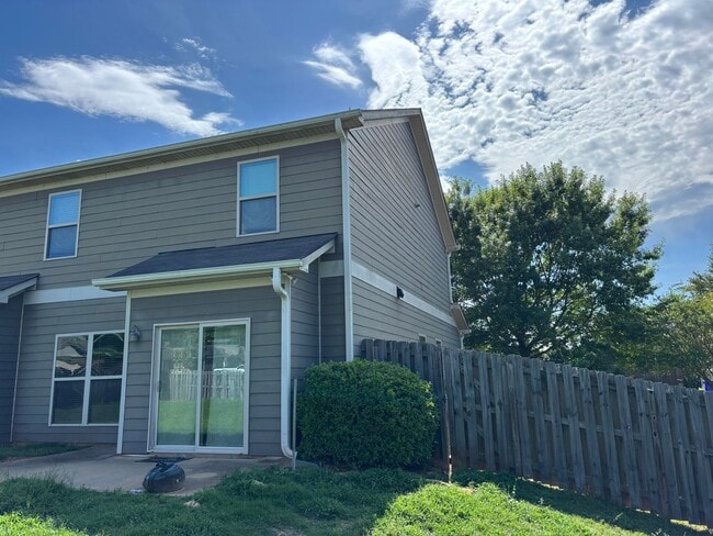 Building Photo - Gorgeous 4 Bedroom 2 1/2 Bath in Fortson Ga .