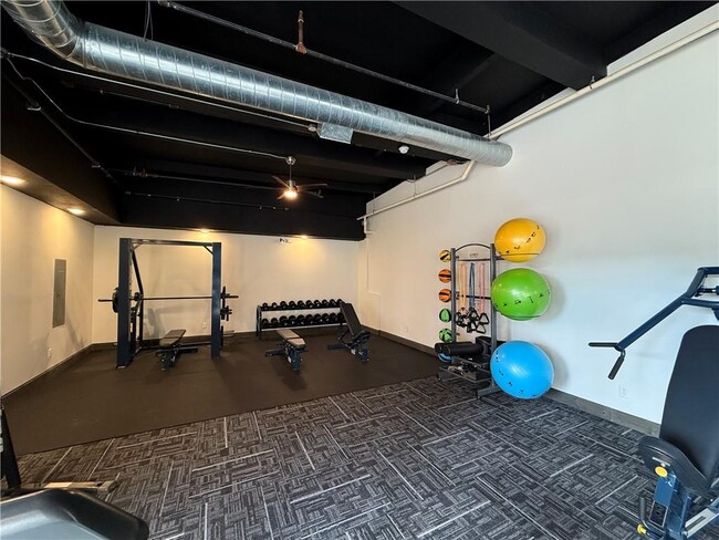 Building Photo - 327 Pine St