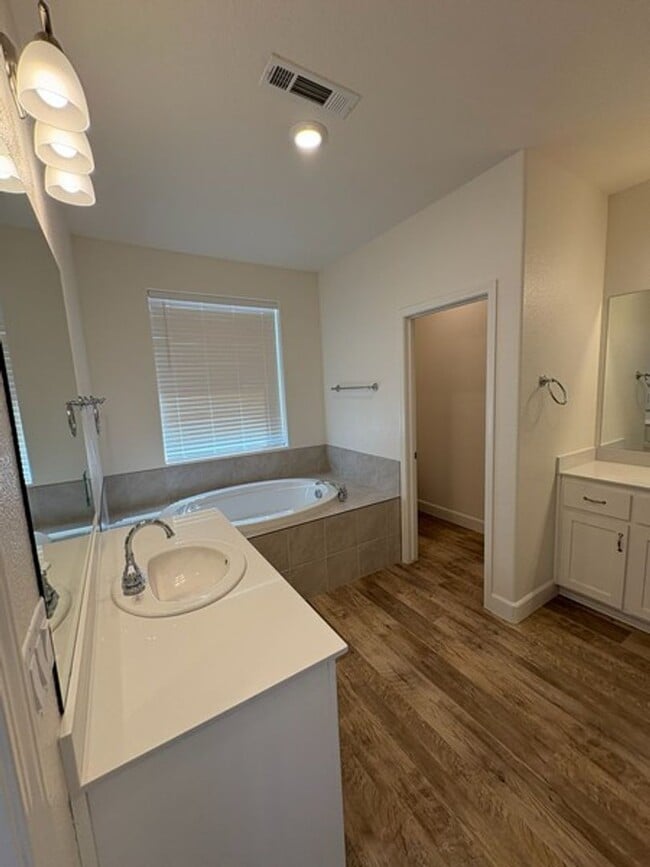 Building Photo - Spacious Four Bedroom off the Golf Course in Fernley
