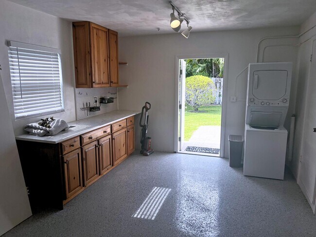 Building Photo - 1260 Manor Dr