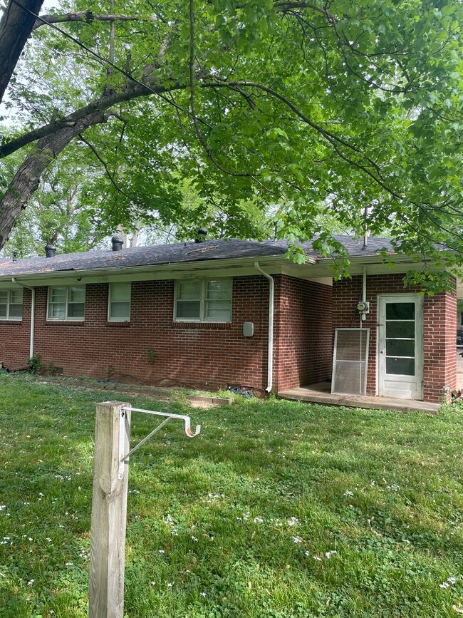 Building Photo - 2 Bed 1 Bath Duplex