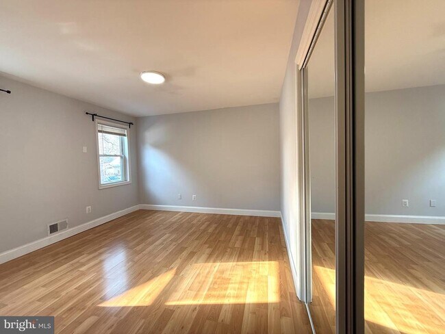 Building Photo - 701 N Vermont St