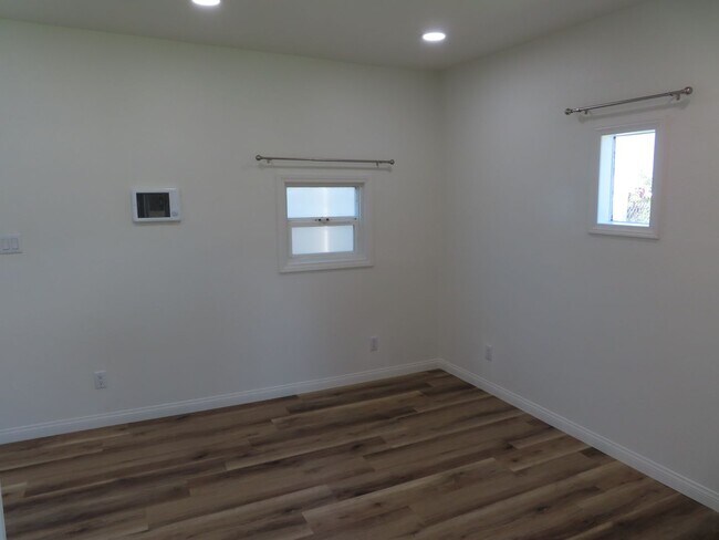 Building Photo - 33RD PL (4312)