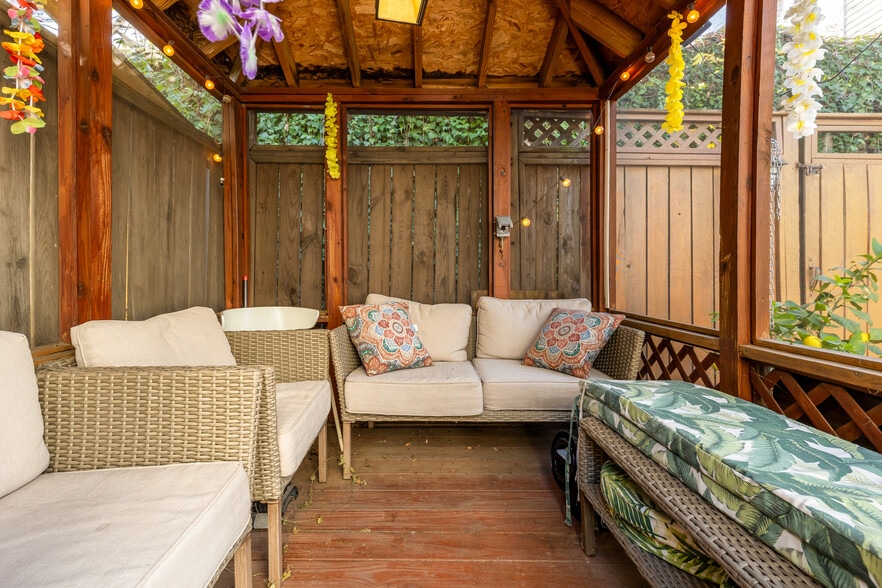 Building Photo - 207 V St NE