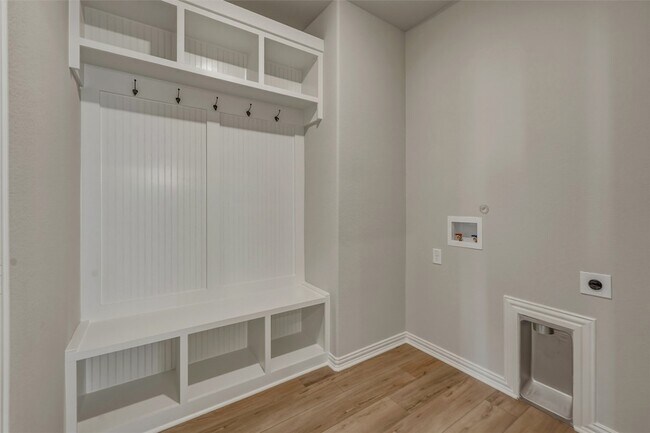 Building Photo - 2105 Bluebird Ln