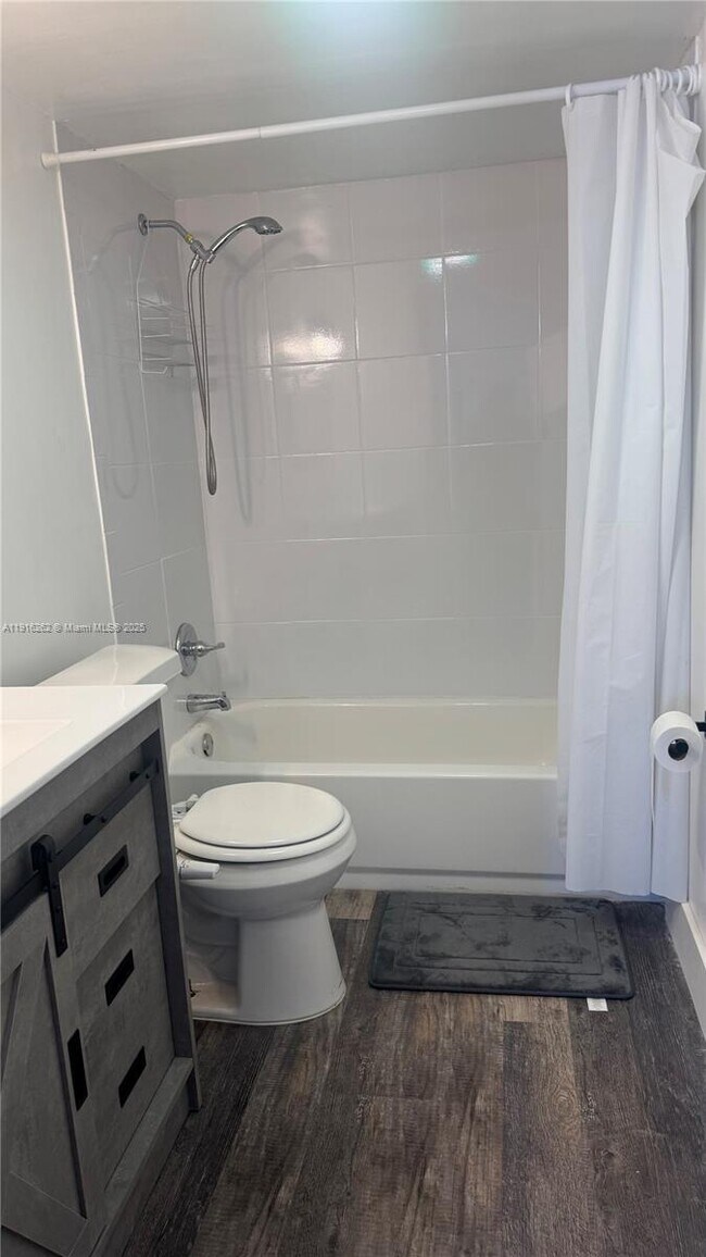 Building Photo - 4174 Inverrary Dr