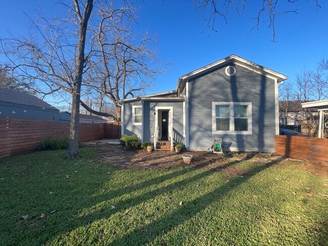 Building Photo - 806 E 3rd St