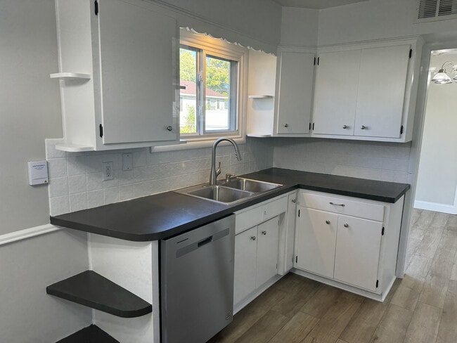 Building Photo - 1609 Parkway Dr