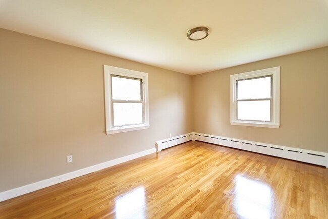 Building Photo - 1305 Salem St