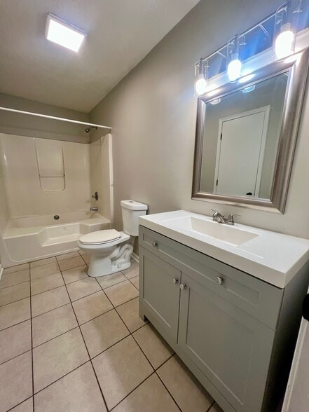 Building Photo - 1402 Hicks Rd