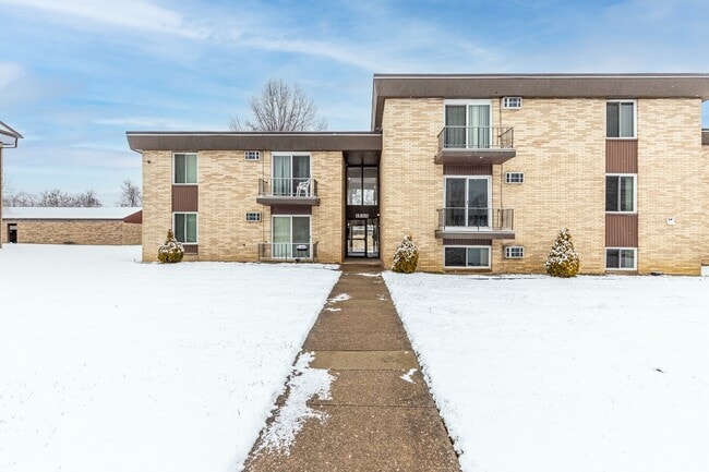 Maple Exterior - Maple Park Apartments