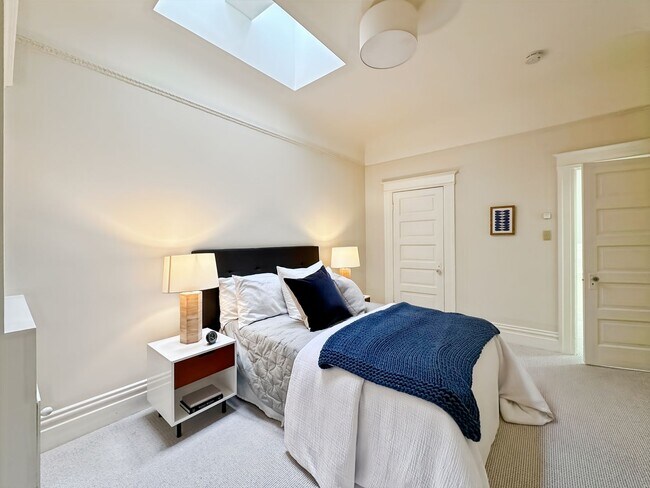 Building Photo - Beautiful 4BR+/3.5BA Edwardian Single-Fami...