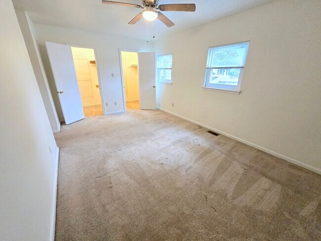 Building Photo - SPACIOUS 4 BED/2.5 TOWNHOME IN GREAT NECK!...