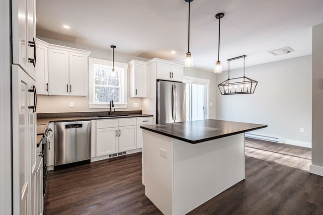 Building Photo - Highland Duplex