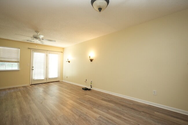 Building Photo - A charming house w/ 2 beds and 2 bath