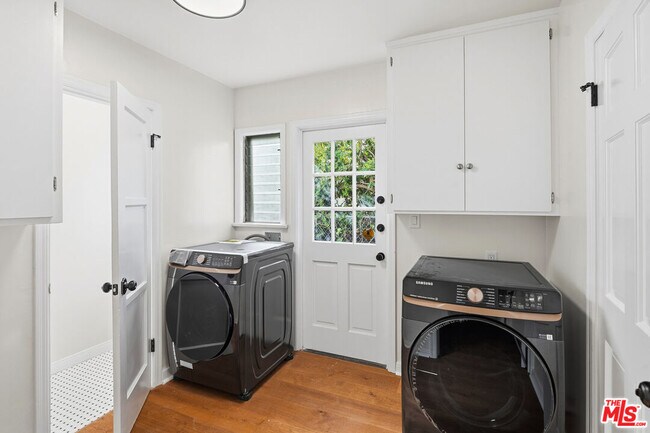 Building Photo - 10309 La Grange Ave