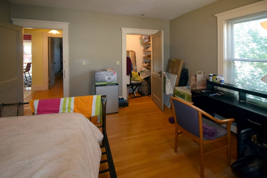 Large Bedroom (4th) - 51 Russell Rd
