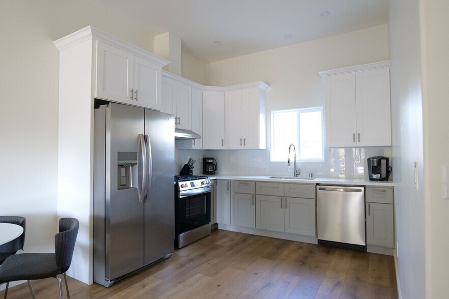 Building Photo - 10916 Arleta Ave
