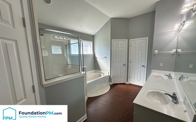 Building Photo - 400 Amundsen Cove