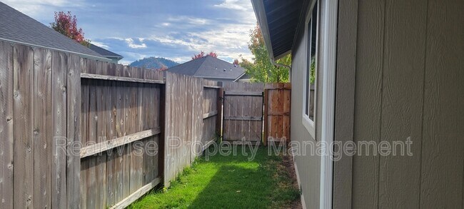 Building Photo - 108 SW Little Meadow Ln