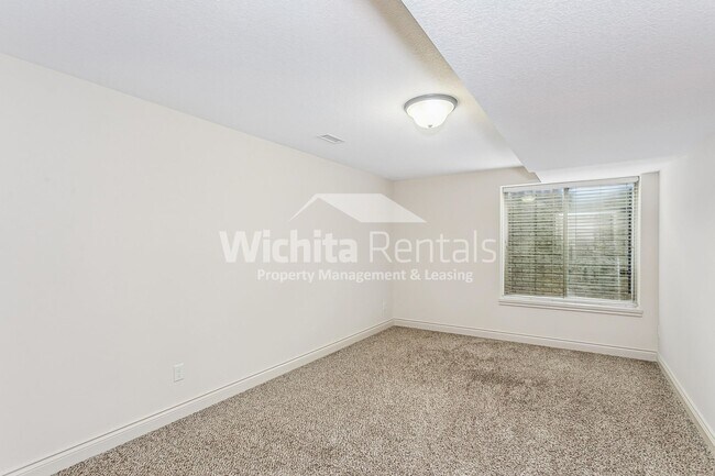 Building Photo - 11712-11714 Crestwood