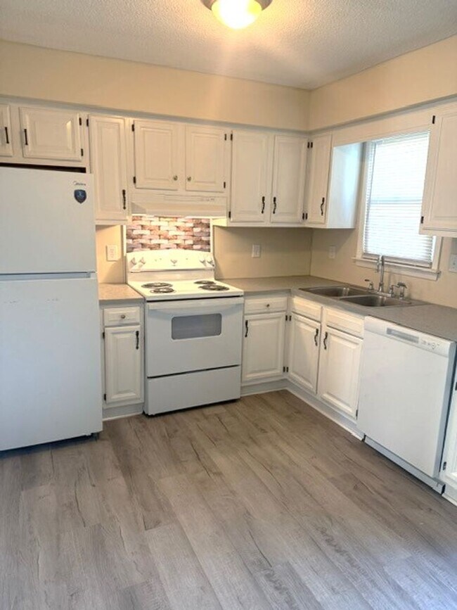 Building Photo - 800 Verdant Dr