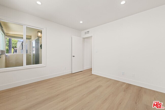 Building Photo - 635 Westmount Dr