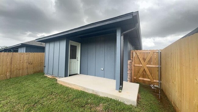 Building Photo - 11513 University Dr